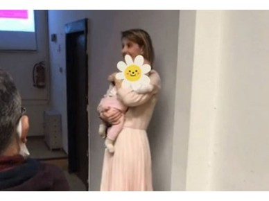 H λέκτορας του ΑΠΘ παίρνει αγκαλιά μωρό φοιτήτριας για να το ηρεμήσει