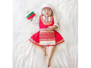 Майка фотографира дъщеря си в носии от цял свят