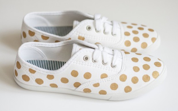 Φτιάχνουμε χρυσά polka dots στα παπούτσια μας