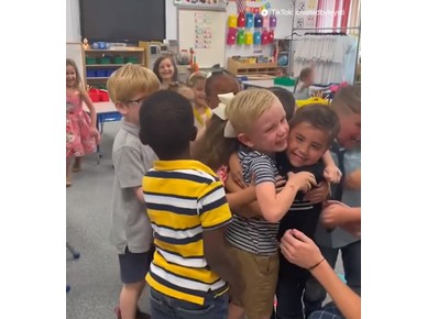 Βίντεο: Παιδί ξανασμίγει με τους φίλους του! 