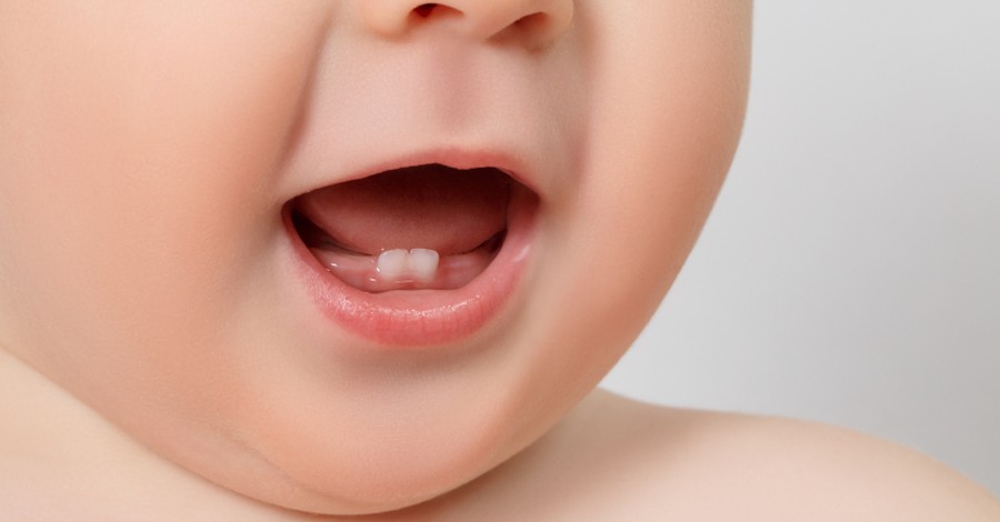 Как да се грижим правилно за млечните зъбки?