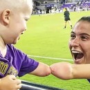 Μικρούλης που γεννήθηκε χωρίς χέρι γνώρισε μια αθλήτρια σαν εκείνον! 