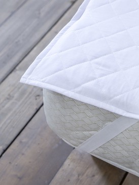 Quilted Mattress Protector with Elastic Bands on All Four Corners