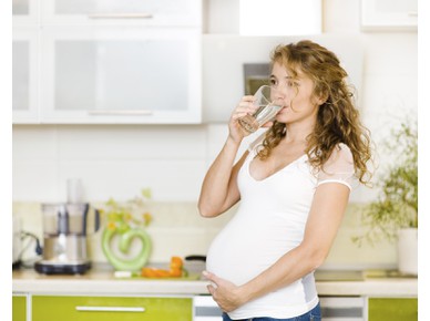 Колко вода трябва да пием по време на бременността?