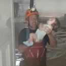 Η στιγμή διάσωσης βρέφους σε πλημμυρισμένο σπίτι