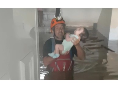 Η στιγμή διάσωσης βρέφους σε πλημμυρισμένο σπίτι