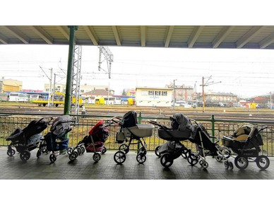 Οι Πολωνές μητέρες αφήνουν σε σταθμό τρένου καρότσια μωρών για τις Ουκρανές μαμάδες 