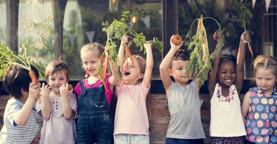 Oι 10 τροφές που δεν πρέπει να λείπουν από τη διατροφή του παιδιού 