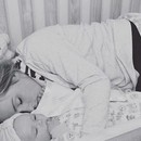  Η φωτογραφία μιας μαμάς που κοιμάται στην κούνια με το μωρό της γίνεται viral 