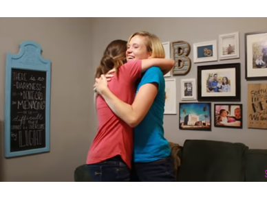 Δύο αδερφές ανακοινώνουν έκπληκτες η μία στην άλλη την εγκυμοσύνη τους! Ένα απολαυστικό βίντεο!