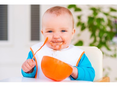 Кога бебето е готово да се храни само?