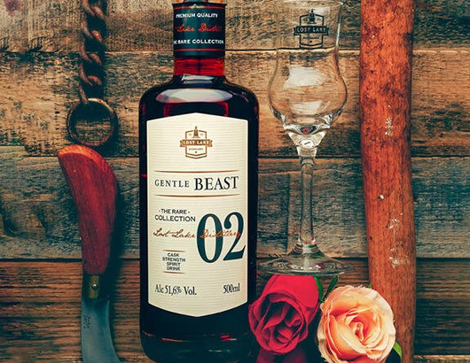 Gentle Beast: Μια παλιά οικογενειακή συνταγή μετουσιώθηκε σε ένα καινοτόμο, αλκοολικό θαύμα από το Lost Lake Distillery. 