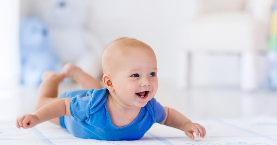 Защо поставянето по корем е важно за бебето?