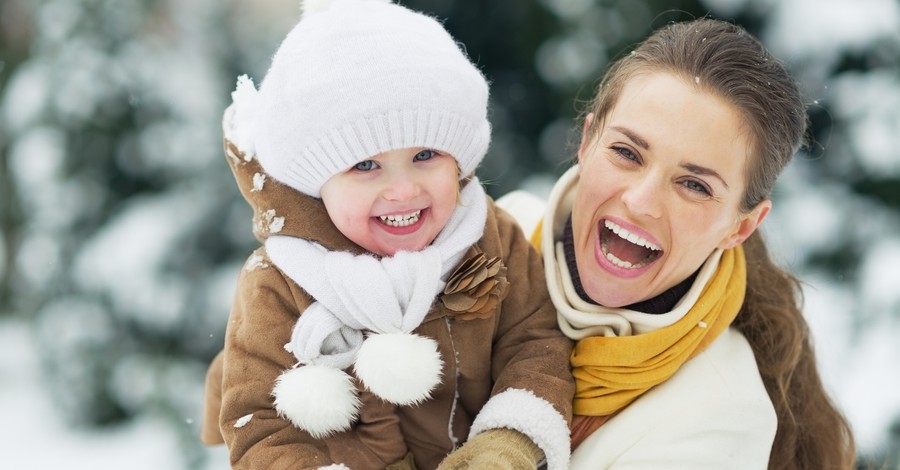 Как да облечем бебето през зимата, за да избегнем претопляне?
