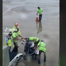Αεροδρόμιο: 6 υπάλληλοι χρειάστηκαν για να “κλείσουν” 1 καρότσι!