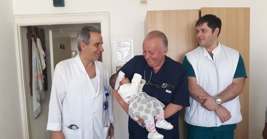 Лекари от УМБАЛ Бургас оперираха успешно 4-месечната Елена