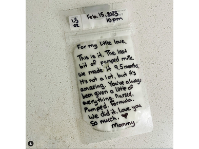 Μητρικός θηλασμός: Μία μητέρα γράφει πάνω στην τσάντα αποθήκευσης γάλακτος ένα μήνυμα 