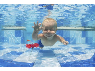 Какви са ползите от плуването при бебето?