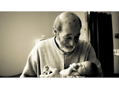 Φωτογραφίες από την πρώτη συνάντηση των παππούδων με τα εγγονάκια τους