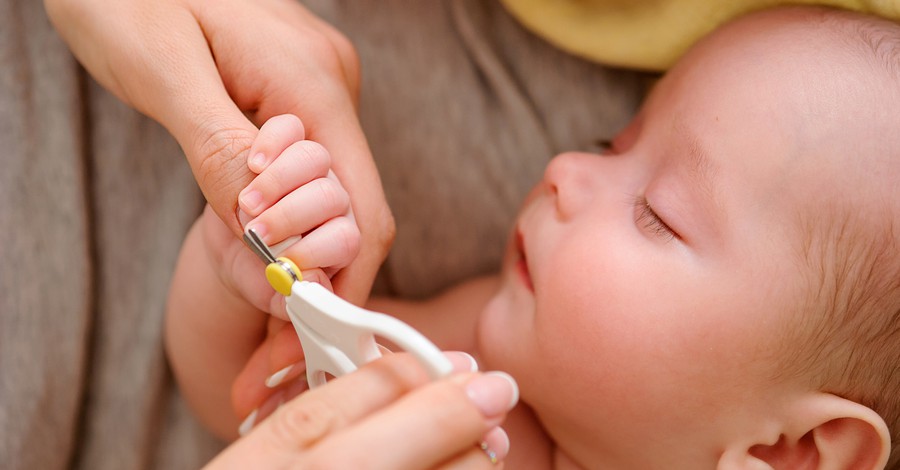 Как безопасно да се справим с изрязването на ноктите на бебето
