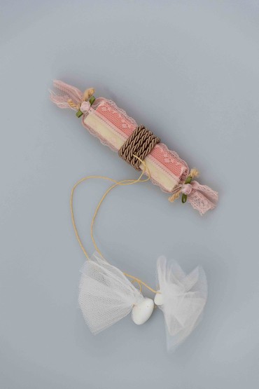 Ρομαντική μπομπονιέρα με αρωματικά σαπουνάκια στικ, δαντέλα και τριαντάφυλλα