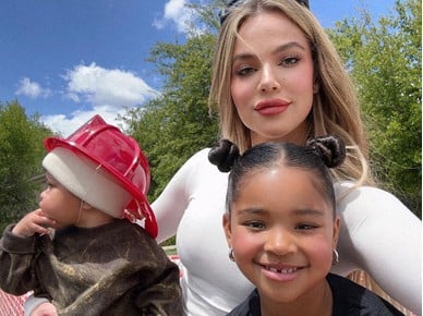Η Khloe Kardashian δηλώνει "λιγότερο δεμένη" με το γιο της λόγω παρένθετης μητρότητας 