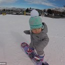 Току-що проходило момиченце кара сноуборд