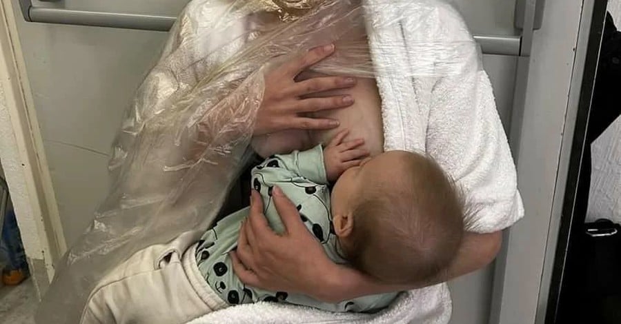 Η διάσημο μοντέλο θηλάζει το μωρό της στα backstage επίδειξης μόδας
