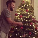 Ο Γιάννης Βαρδής και η Νατάσα Σκαφίδα στόλισαν το χριστουγεννιάτικο δέντρο τους