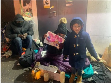 Λονδίνο: 4χρονος προσφέρει τσάντες με τα απαραίτητα σε άστεγους 