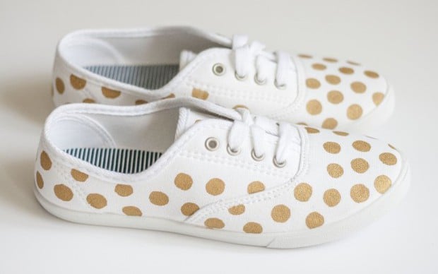 Φτιάχνουμε χρυσά polka dots στα παπούτσια μας
