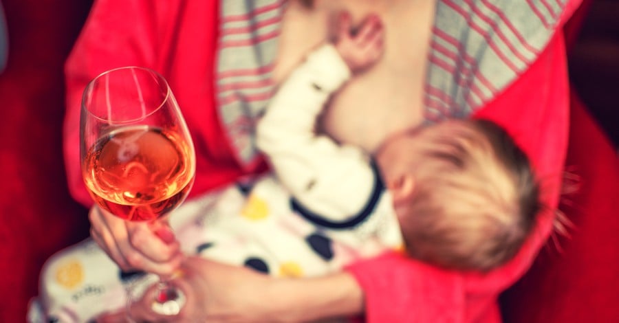 Кърмене и алкохол: Безопасно ли е да започнем отново консумацията на алкохол?