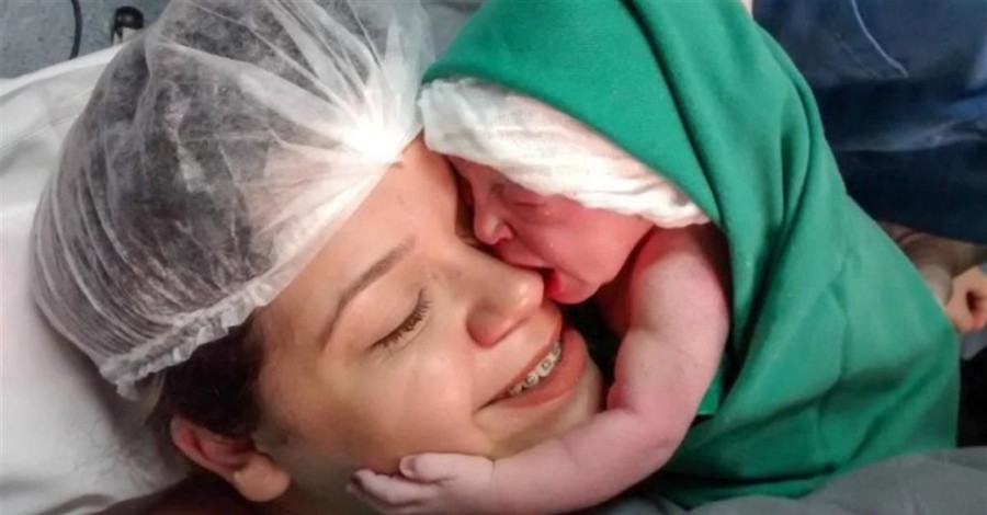 Κράτα με σφιχτά: Νεογέννητο σκαρφαλώνει πάνω στη μαμά του για να την αγκαλιάσει δευτερόλεπτα μετά την καισαρική!