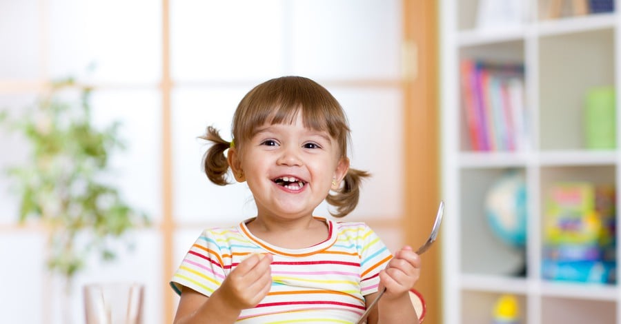 Как да насърчим малкото дете да развие здравословна връзка с храната?
