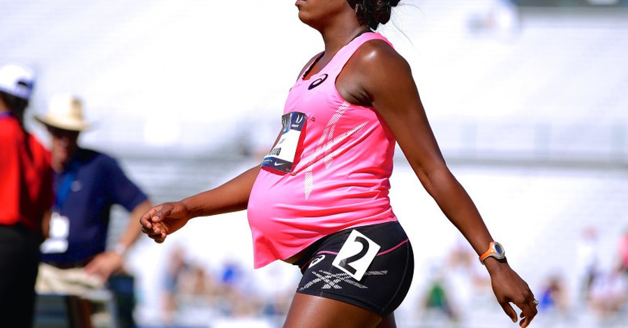 Αθλήτρια έγκυος τρέχει δύο φορές σε αγώνες εκπροσωπώντας την Αμερική! 