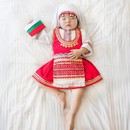 Майка фотографира дъщеря си в носии от цял свят