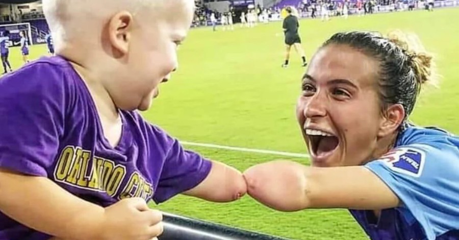 Μικρούλης που γεννήθηκε χωρίς χέρι γνώρισε μια αθλήτρια σαν εκείνον! 