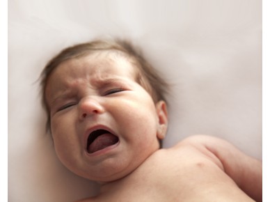 7 حيل مجربة لتهدئة بكاء طفلك الرضيع!