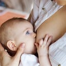 Храненето при мама и превенция на алергиите при бебето