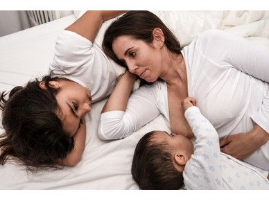 Legătura dintre alăptat și somnul bebelușului