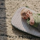 Απλές συμβουλές για να κοιμάται το μωρό σας με τη ζέστη