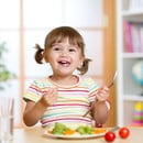 Как да насърчим малкото дете да развие здравословна връзка с храната?