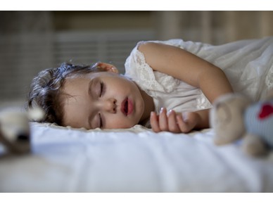 Τα νήπια που αργούν να κοιμηθούν έχουν περισσότερες πιθανότητες να εμφανίσουν παχυσαρκία στην εφηβεία, σύμφωνα με νέα έρευνα