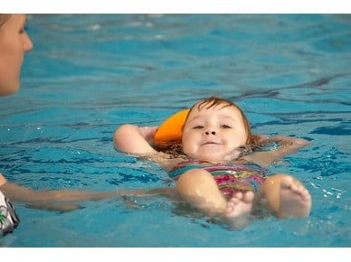 Как да подготвим бебето за плуване?