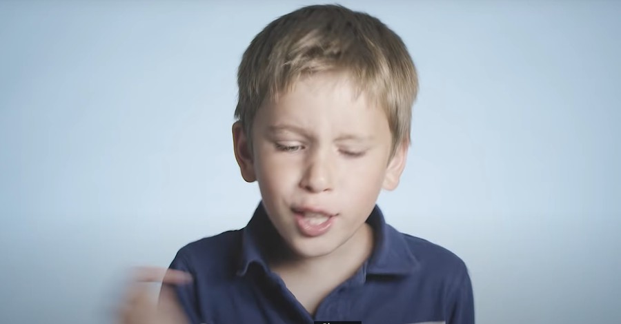 Βίντεο: 100 παιδιά μιμούνται τους γονείς τους! 