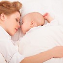 دراسة: مشاركة الفراش مع الأطفال حديثي الولادة يزيد احتمال وفاتهم خمسة أضعاف!