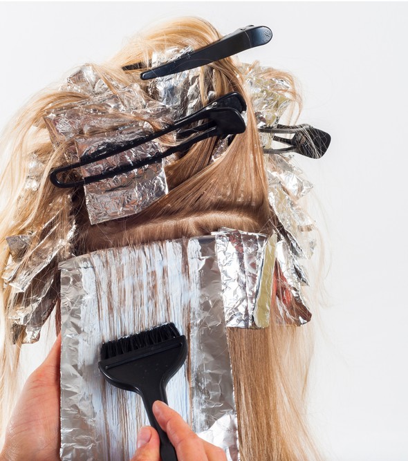Πώς να βάψετε τα μαλλιά σας με ασφάλεια τώρα που μ