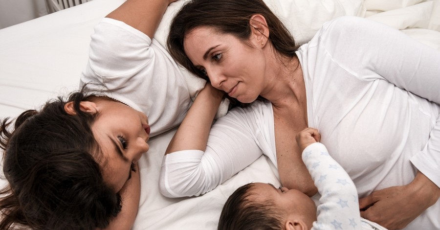 Legătura dintre alăptat și somnul bebelușului