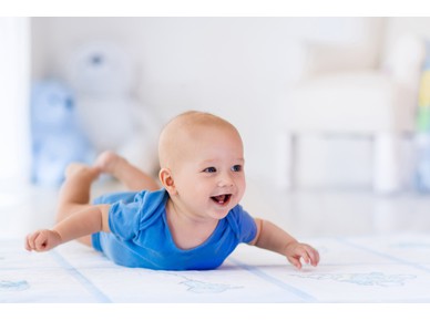 Защо поставянето по корем е важно за бебето?