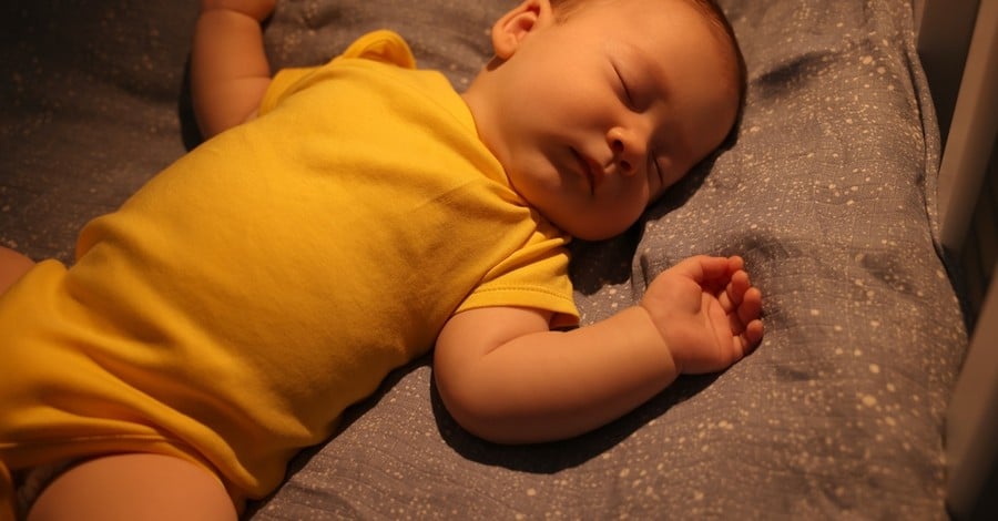 Ce poți face dacă bebelușul adoarme doar în brațe